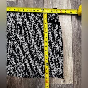 🛍️Izod  Golf skort white and black size measurements posted.